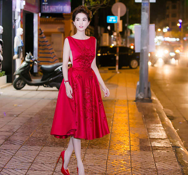 Ngọc Trinh nổi bật khi diện chiếc váy đỏ rực, dáng xòe bồng bềnh lãng mạn, nhấn nhá chi tiết đính kết cầu kỳ.