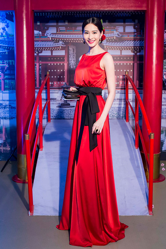 Hoa hậu Thu Thảo nổi bật với phong cách kiêu sa và đầy quyến rũ khi diện trang phục phối sắc đỏ và đen của Nhà thiết kế Lê Thanh Hòa, cùng mái tóc búi cài hoa.