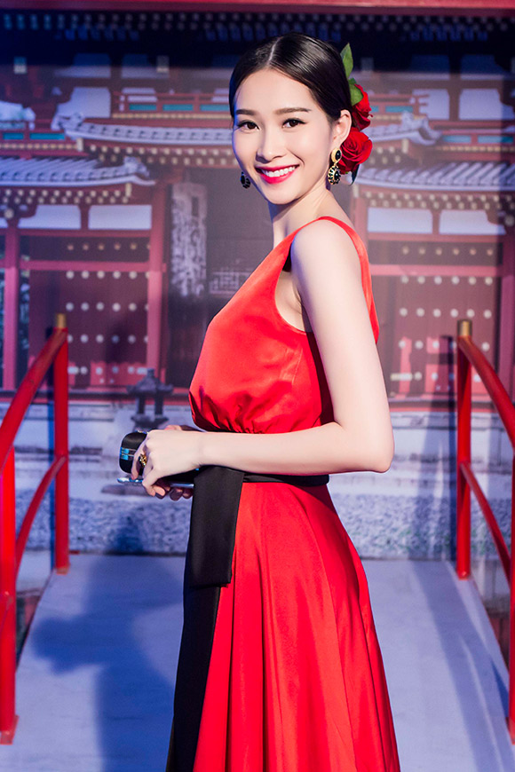 Hoa hậu Việt Nam 2012 lại cuốn hút mọi người với vẻ đẹp lộng lẫy và đầy sắc sảo.