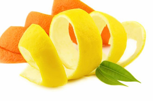 Vỏ quả cam được dùng tẩy da chết, tinh dầu trong vỏ cam sẽ làm da thêm mềm mại, lấy lại độ căng bóng do da hấp thụ được lượng tinh dầu trong vỏ cam, từ đó nâng cao sức đề kháng cho làn da.