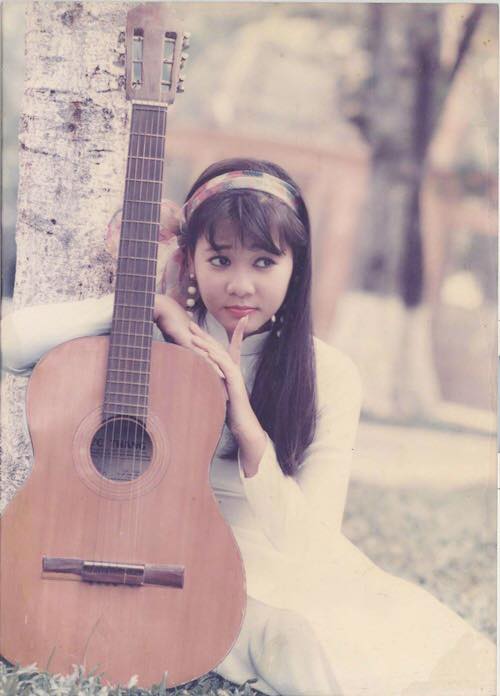 Thu Minh bất ngờ khoe ảnh thời trẻ diện áo dài truyền thống chụp cùng cây đàn guitar khá dễ thương.