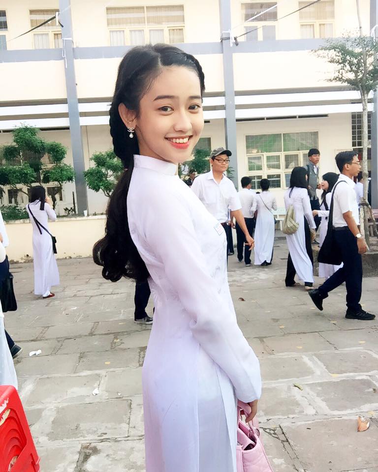 Thúy Vi - 'tình địch' Midu khá dịu dàng, dễ thương khi diện áo dài dự lễ ngày Nhà giáo Việt Nam 20/10.