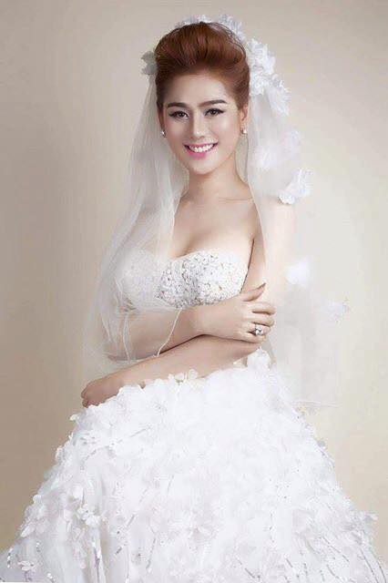 Lâm Chi Khanh sexy trong hình ảnh cô dâu xinh đẹp 'Ai sẽ là đệ nhất mỹ nhân đây. Xem hình nhớ like cho em nhé, sắc đẹp nghiêng thùng đổ nước của em nè.hihihi'.