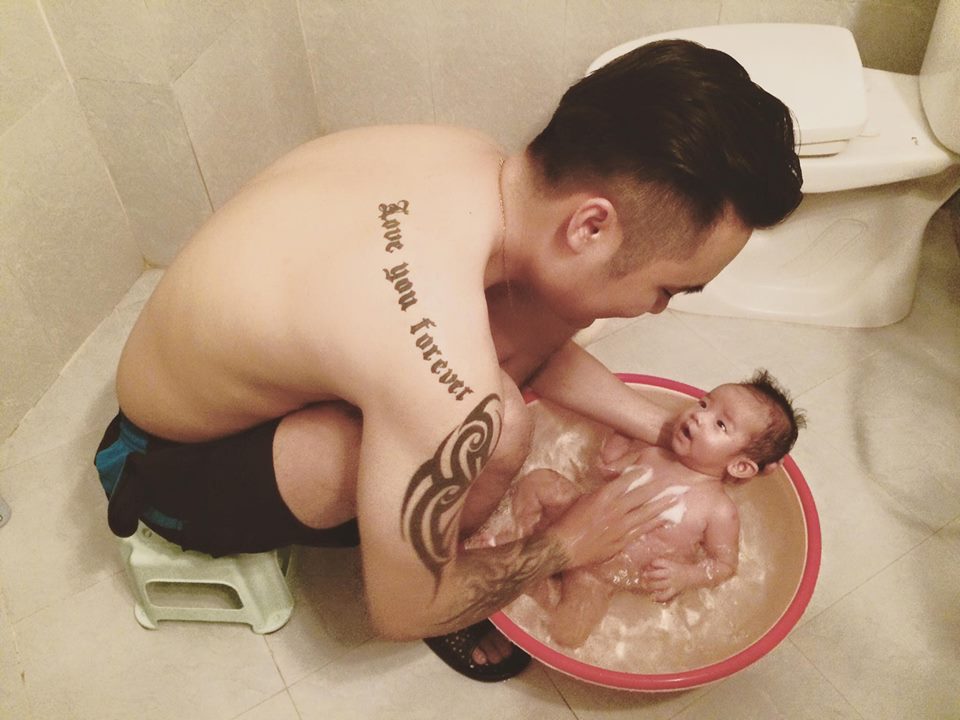 Mới đây, hình ảnh một ông bố ngồi tắm cho con trai rất chuyên nghiệp đã nhận được sự quan tâm của rất nhiều người.