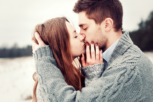 Cách hôn nói gì về tình yêu của bạn?