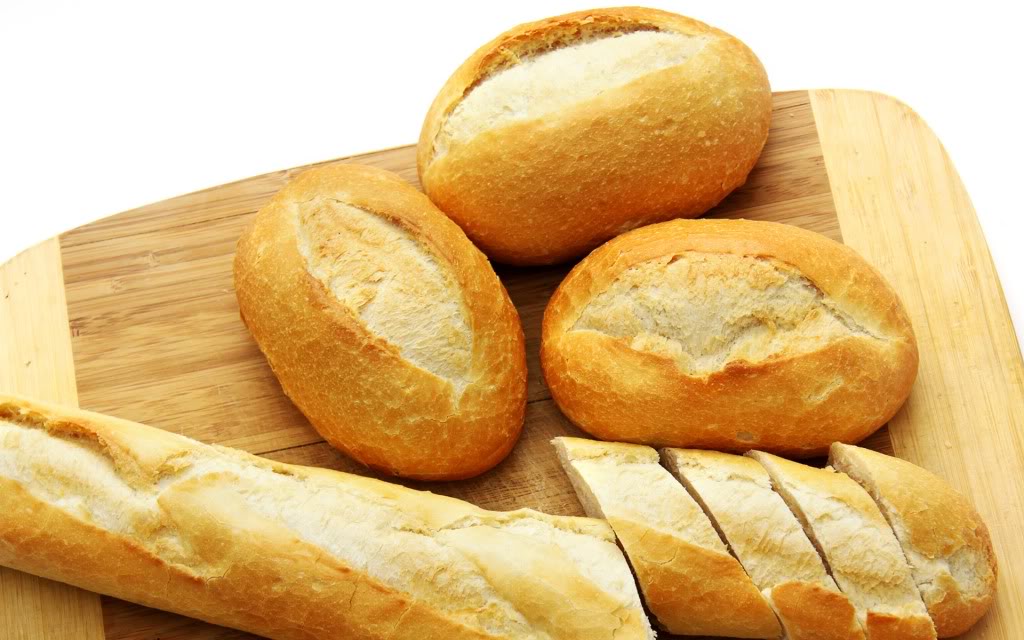 Các thực phẩm chứa tinh bột, nhất là các loại tinh bột chứa ít dinh dưỡng như trong bánh mì trắng, sẽ gây ra mụn và huỷ hoại collagen trong da