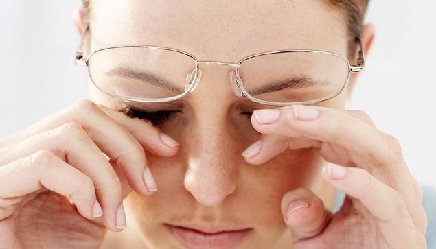 Chà xát vào đôi mắt: Mỗi khi bụi vào mắt, bạn thường có thói quen dụi mắt. Đây là một hành động vô cùng nguy hiểm vì việc cọ xát mắt quá mạnh làm phá vỡ các mạch máu dưới mí mắt.