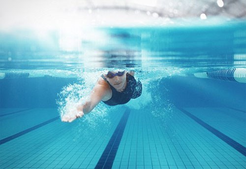 Không đeo kính khi bơi: Nước là môi trường của nhiều loại ký sinh trùng, đặc biệt là nước bơi. Nếu không có kính bơi bảo vệ, mắt bạn sẽ dễ dàng tiếp xúc với vi khuẩn, lâu dần hậu quả lớn nhất là dẫn đến tình trạng mất thị lực.