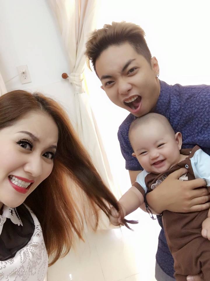 Con trai Phan Hiển - Khánh Thi giật tóc mẹ, cười tít mắt, cực yêu.