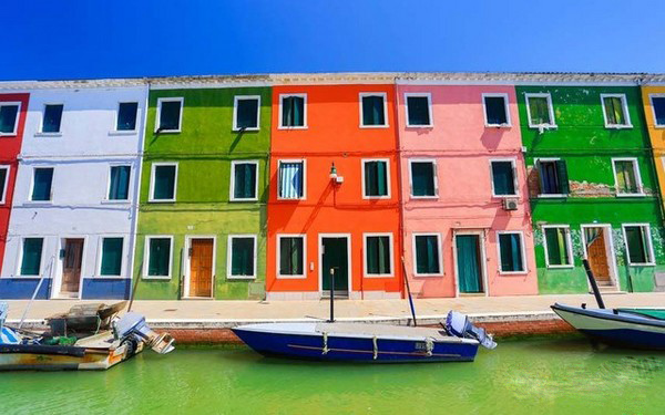 Ghé thăm ngôi làng “lòe loẹt” nhất thế giới tại Ý