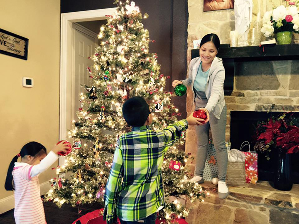 Ca sỹ Hồng Ngọc hào hứng trang trí cây thông cùng hai con: \'Noel sắp đến rồi. Trang trí bây giờ hơi sớm nhưng mấy mẹ con muốn có chút không khí Giáng sinh cho ấm áp nhà cửa\'.