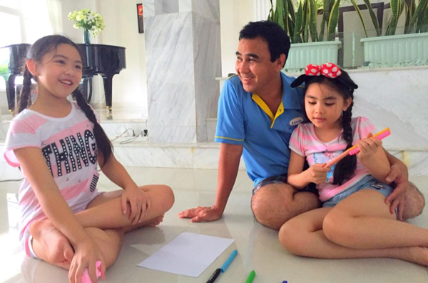 Nghệ sỹ Quyền Linh hạnh phúc khi \'vui chơi cuối tuần\' và trò chuyện cùng hai con gái cưng.