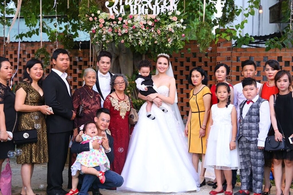 Diễm Hương hạnh phúc trong ngày cưới.