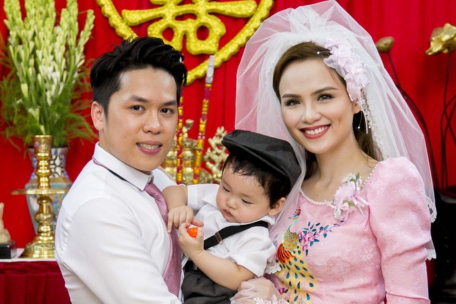 Con trai của vợ chồng Hoa hậu Diễm Hương đã xuất hiện trong lễ cưới của bố mẹ khiến người hâm mộ vô cùng thích thú.