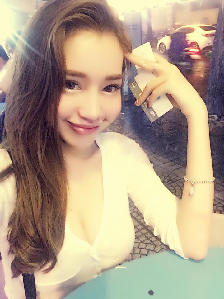 Elly Trần lộ diện trở lại sau những hình ảnh hậu trường nóng bỏng với bikini.