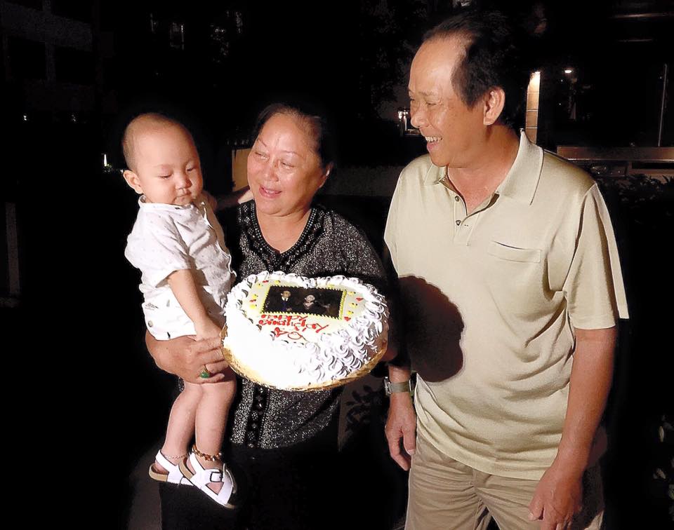 Con trai Tuấn Hưng - bé Su Hào chúc mừng sinh nhật ông Nội. Có thể thấy cậu bé sở hữu gương mặt khá giống với ông nội mình.