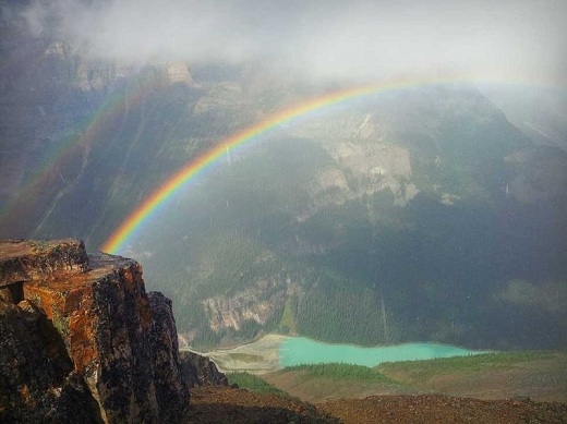 Lake Louise là một hồ nước tuyệt đẹp nằm trong khuôn viên vườn quốc gia Banff ở Canada. Nước hồ có màu ngọc bích nhờ vào lượng chất khoáng trong nước.