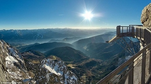 Khu nghỉ dưỡng Dachstein Glacier ở dãy núi Alpes nổi tiếng với cây cầu cao nhất thế giới với độ cao 396m tính từ chân núi.