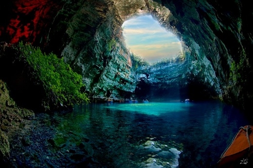 Hang động Melissani, Kefalonia, Hy Lạp. Trong thần thoại Hy Lạp, các nữ thần cây cỏ đã từng sống trong hang động tuyệt đẹp này và thu hút đàn ông bằng vẻ đẹp tuyệt trần của mình. Dưới ánh mặt trời, ai được ánh sáng xanh chiếu vào người khi bơi ở đây sẽ nhận được nhiều điều may mắn.