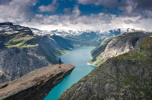 Trolltunga lơ lửng ở độ cao 701m so với hồ Ringedalsvatnet. Đứng ở bệ đá tự nhiên này, bạn có thể trông ra bốn bề thiên nhiên kì vĩ của núi rừng nơi đây.