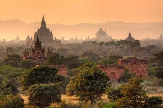 Thành phố cổ Bagan, Myanmar  có niên đại từ thế kỉ 13, nổi tiếng với nhiều chùa chiền và tu viện Phật giáo. Điểm cao nhất của thành phố có hơn 10.000 chỗ cầu nguyện, tuy nhiên hiện nay chỉ còn 2.200 nơi tồn tại.