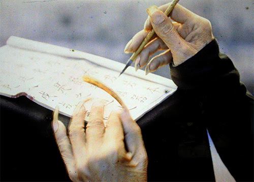 Bức ảnh “Móng tay của nhà nho” thể hiện rõ quan niệm thời xưa rằng người có chữ không được làm công việc chân tay.