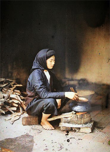 Bên cạnh đó, những bức ảnh màu đầu tiên còn thể hiện rõ phân biệt đẳng cấp xưa. Trong ảnh một người phụ nữ trung lưu đang nấu cơm.