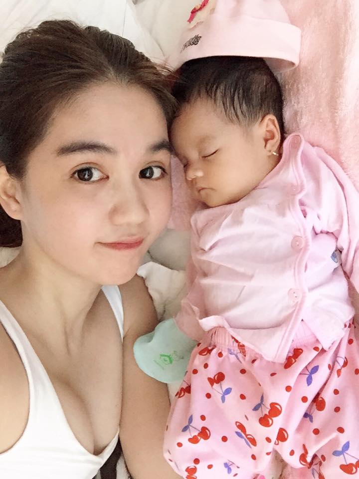 Ngọc Trinh tươi tắn chụp hình selfile cùng cháu gái út.
