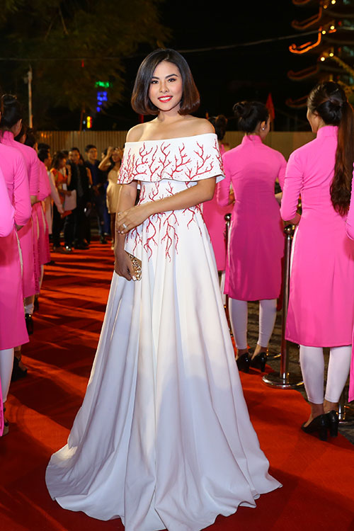 Diễn viên Vân Trang diện bộ đầm trắng khoe vai trần gợi cảm trên thảm đỏ Liên hoan Phim Việt Nam 2015