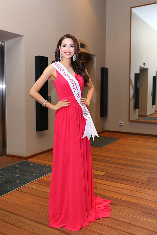 Phạm Hương thướt tha, gợi cảm với chiếc đầm màu hồng quyến rũ trong cuộc họp báo trước khi lên đường sang Mỹ dự thi Hoa hậu Hoàn vũ thế giới.
