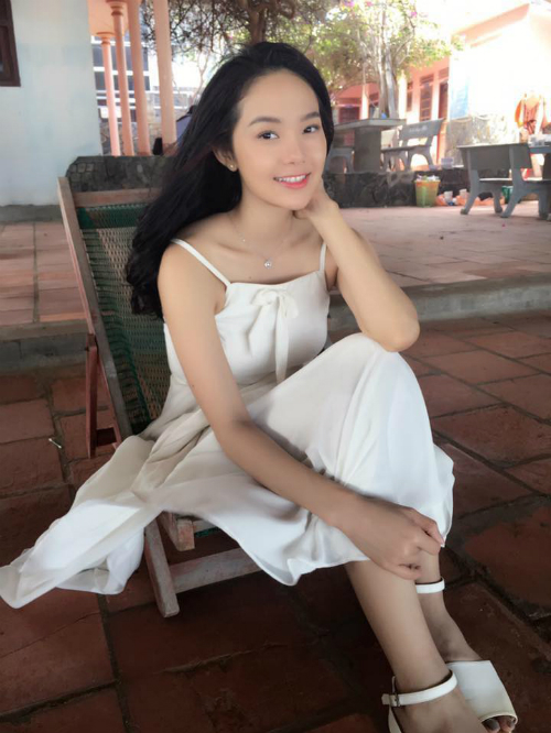 Minh Hằng: \'Đang quay phim ở Phan Thiết, Minh Hằng đăng tải bức hình trong bộ váy trắng thướt tha, xõa tóc hiền lành, trang điểm nhẹ nhàng khiến nhiều độc giả mê mẩn, thích thú\'.