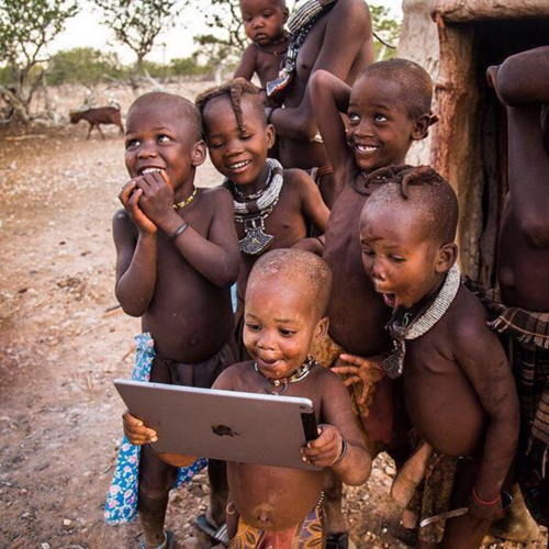 Bức ảnh với nhiều cảm xúc khác nhau khi trẻ em châu Phi lần đầu thấy công nghệ.