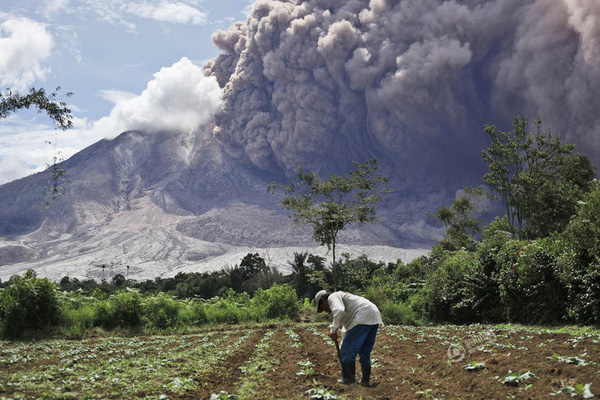 Bức ảnh núi lửa phun trào của phóng viên Binsar Bakkara được chụp vào ngày 13/6 tại Tiga Pancur, ở phía Bắc Sumatra, Indonesia.