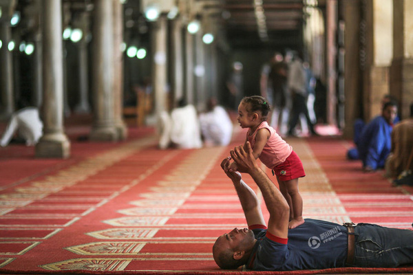 Mosa\'ab Elshamy chụp bức ảnh hai cha con đang chơi đùa vào ngày 5/6 ở Cairo, Ai Cập.