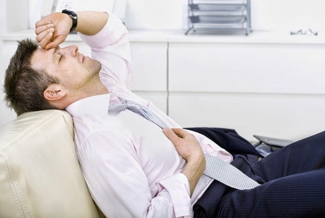 Mệt mỏi - bệnh gan nhiễm mỡ ở thể trung bình có biểu hiện kiệt sức, dễ mệt mỏi. Mệt mỏi cũng có thể là dấu hiệu của nhiều bệnh khác, do đó nó rất dễ bị chẩn đoán nhầm.