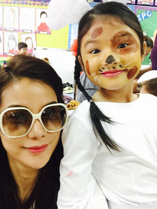 Trương Ngọc Ánh đưa con gái tới lớp học diễn xuất. Bé Bảo Tiên hào hứng khi được vẽ mặt ngộ nghĩnh khi selfile cùng người mẹ nổi tiếng.