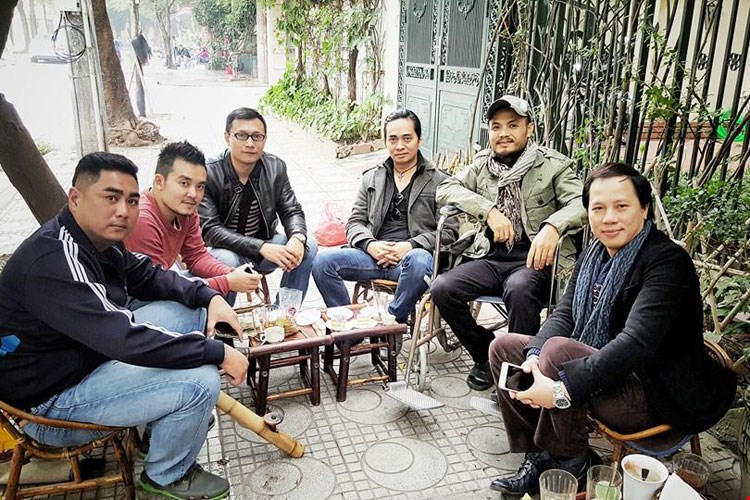 Nhạc sĩ Trần Lập ngồi xe lăn đón sinh nhật cùng bạn bè