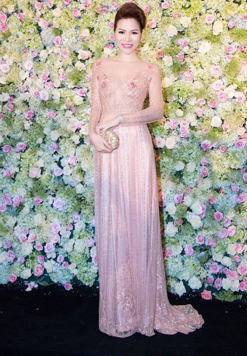 Hoa hậu Phu nhân Bùi Thị Hà diện đầm hồng thanh lịch, gợi cảm trong một buổi tiệc tri ân khách hàng.