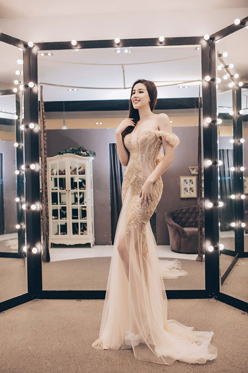 Trong một sự kiện khác, Hoa hậu Việt Nam 2006 cũng lựa chọn đầm dạ hội làm từ chất liệu sequin khoe vai trần sexy và vóc dáng chuẩn.