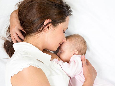 Các bà mẹ nên nuôi con bằng sữa mẹ ít nhất là 6 tháng - Các nghiên cứu cho thấy, trẻ em bú sữa mẹ sau này lớn lên ít mắc bệnh ung thư máu, còn các bà mẹ cũng ít bị bệnh ung thư vú.