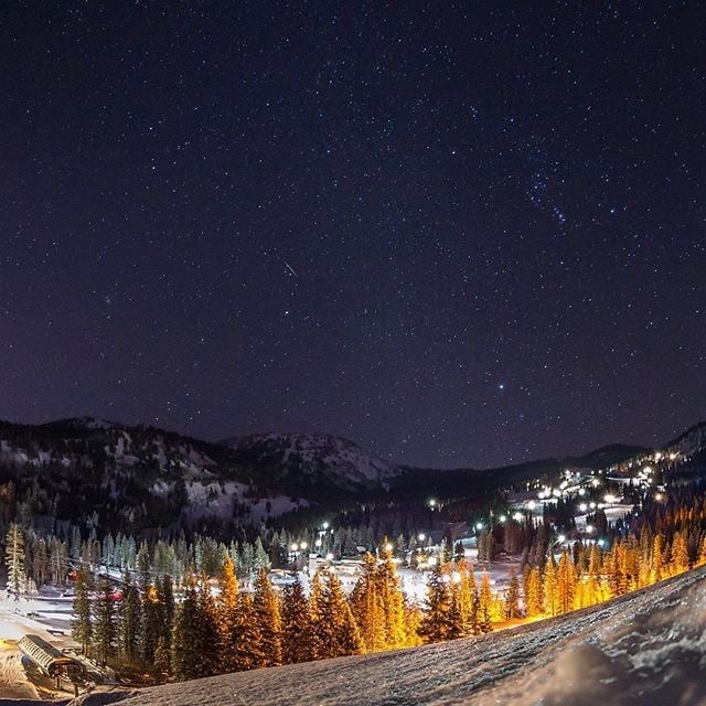 Mưa sao băng Geminids ở gần Brighton Resort, Mỹ.