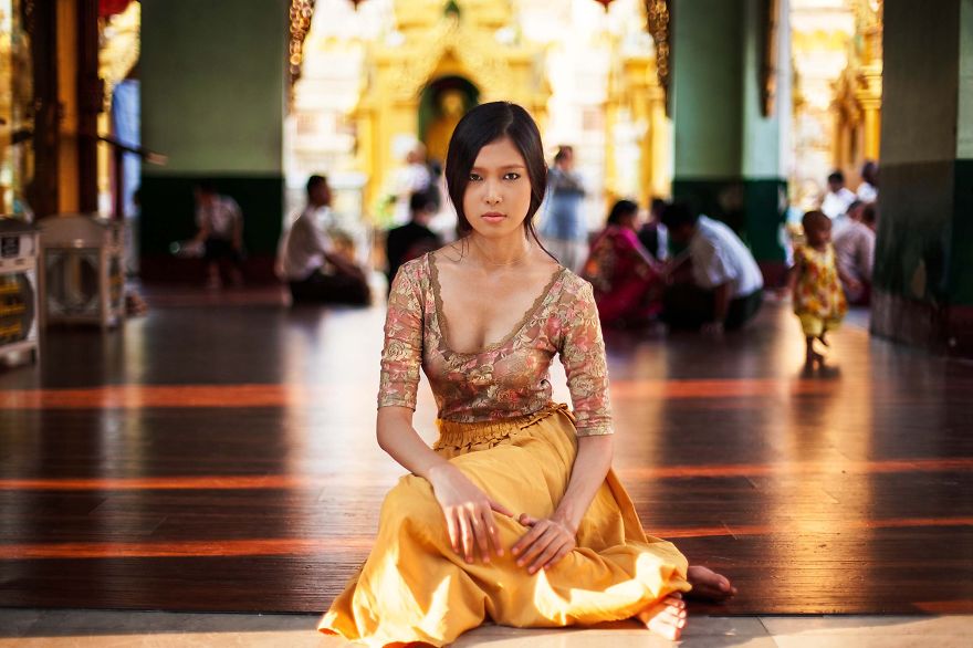 Cô gái ở Yangon, Myanmar thu hút mọi ánh nhìn.