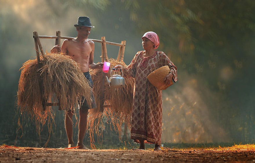 Làng xóm láng giềng thân thiết.