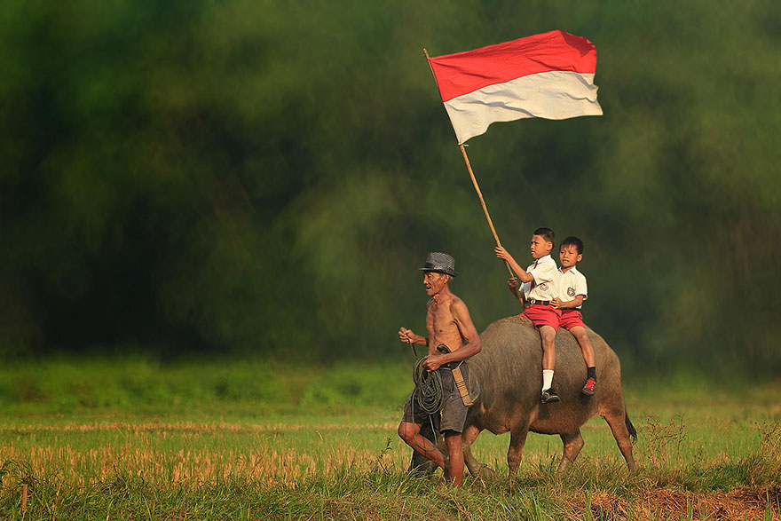 Những bức hình ghi lại cuộc sống đơn sơ, chưa bị ảnh hưởng bởi công nghệ ở những ngôi làng ở ngoại ô Jakarta.