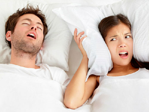 Nếu chứng ngáy kèm thở hổn hển và khịt mũi, kèm triệu chứng buồn ngủ ban ngày, rất có thể bạn đã gặp các vấn đề về tim và huyết áp cao.