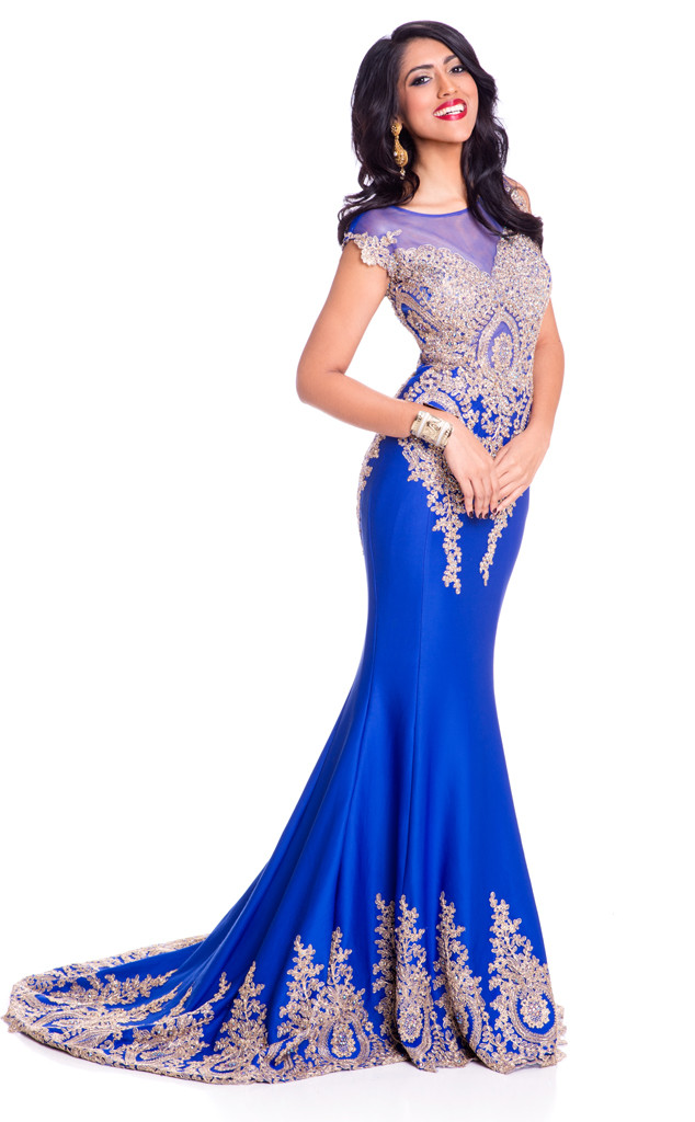 MISS MAURITIUS: Sheetal Khadun khoe vẻ đẹp truyền thống, cuốn hút với chiếc đầm màu xanh được đính họa tiết kim sa lấp lánh, sang trọng.