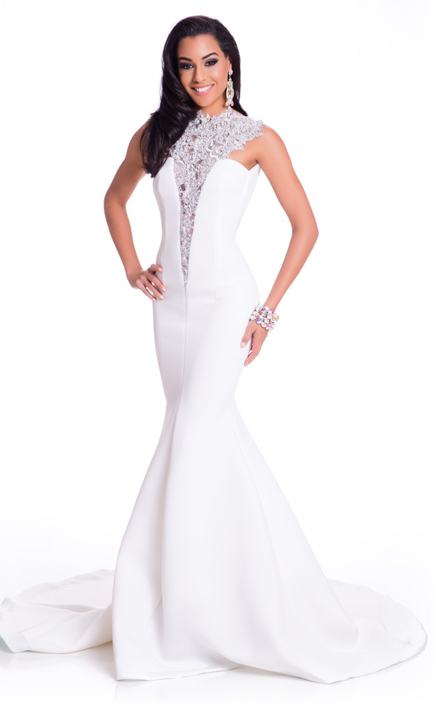 MISS JAMAICA: Sharlene Radlein trông giống như một bông tuyết quyến rũ trong một chiếc váy màu trắng thiết kế tinh tế với một đường viền cổ áo ren chìm.