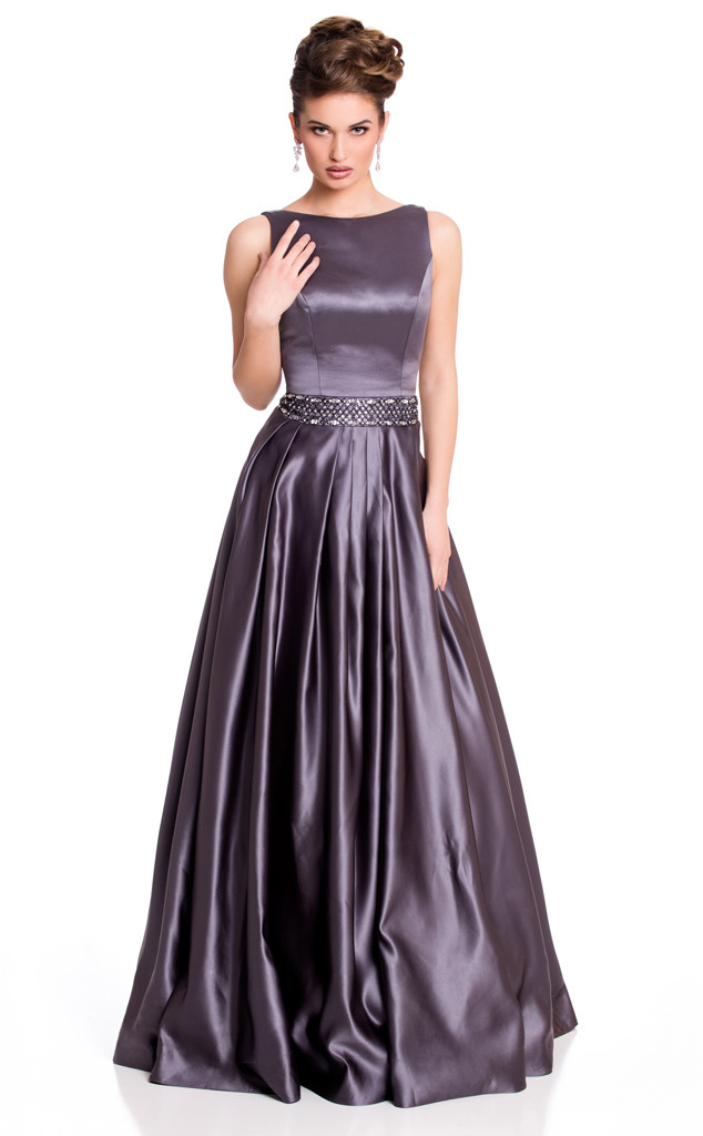MISS ALBANIA: Người đẹp Megi Luka tỏa sáng như một ngôi sao quyến rũ trong đầm dạ hội satin màu mận.