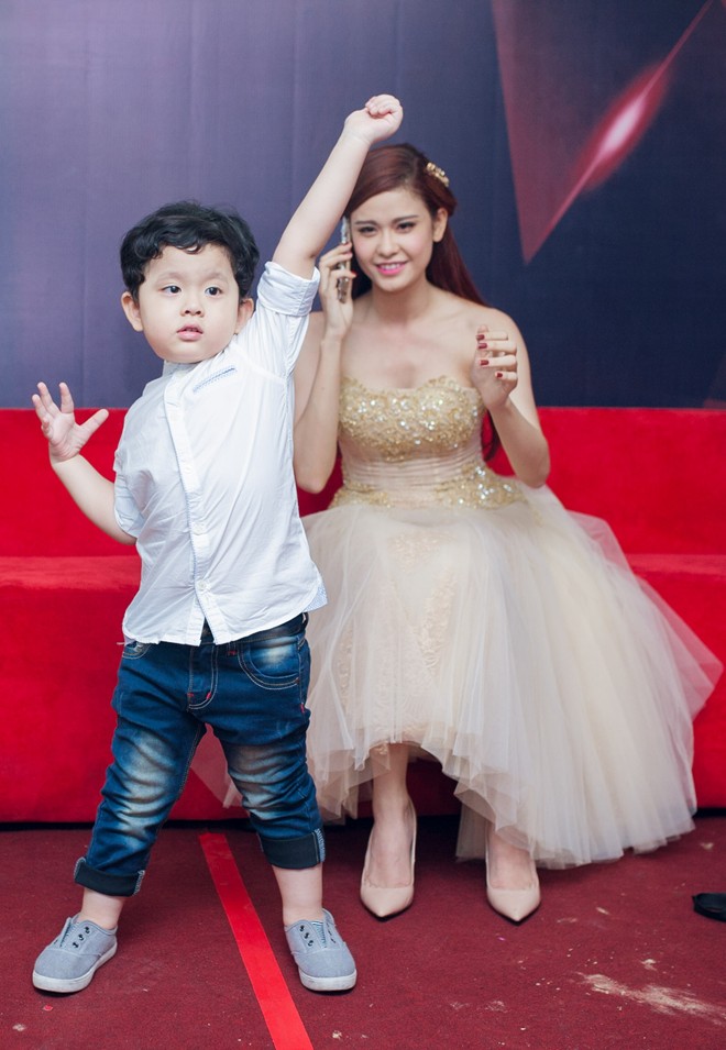 Con trai của Tim và Trương Quỳnh Anh có tên gọi ở nhà là Sushi, tên thật là Trần Nguyên Cát An, sinh ngày 31.5.2012.
