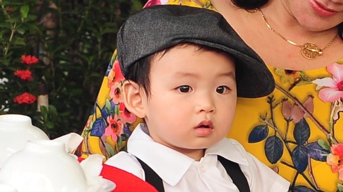 Bé Noah – con trai Hoa hậu Diễm Hương đang khiến cộng đồng mạng chao đảo trước vẻ đẹp trai cùng phong cách thời trang sành điệu.